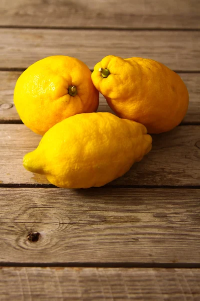 Limoni freschi su un tavolo di legno — Foto Stock