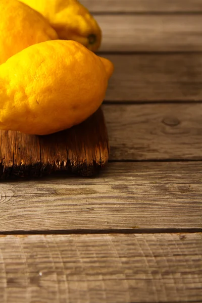 Limoni freschi su un tavolo di legno — Foto Stock