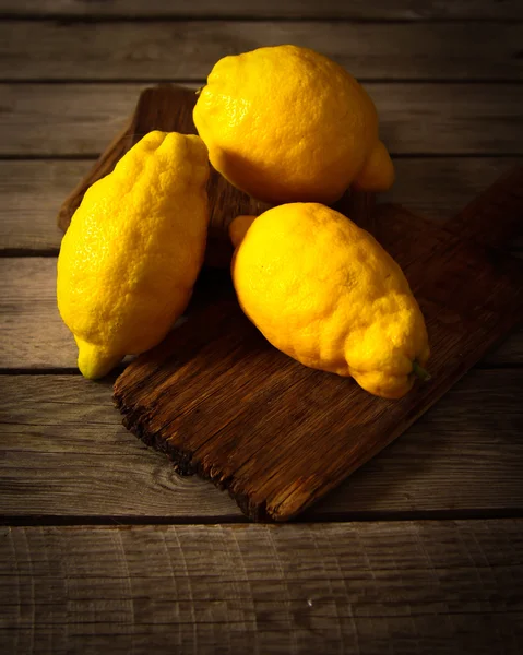 Tahta bir masada taze limonlar