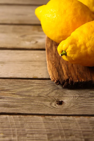 Limoni freschi su un tavolo di legno — Foto Stock
