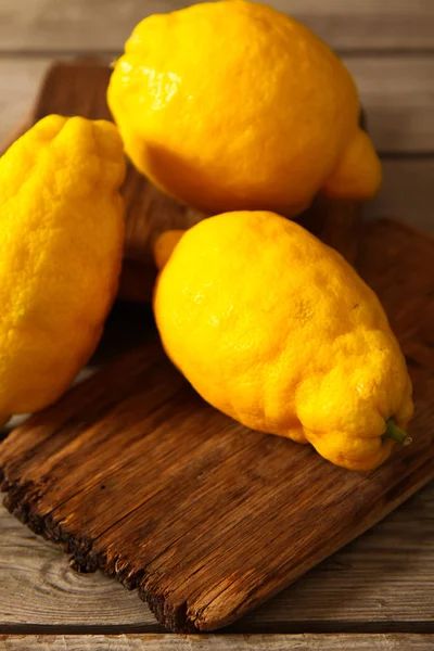 Tahta bir masada taze limonlar