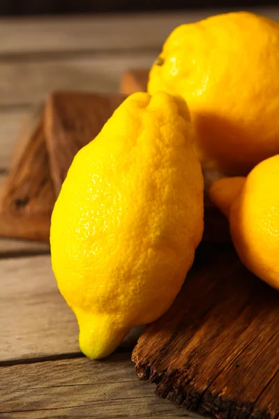 Tahta bir masada taze limonlar