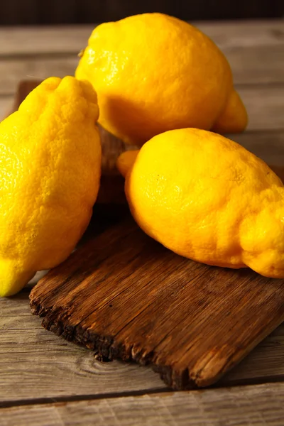 Tahta bir masada taze limonlar