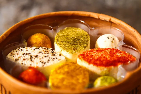 Taş zemin üzerine çeşitli yumuşak krem peynir keçi