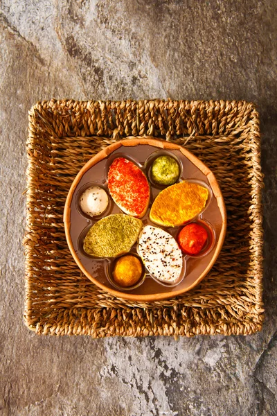 Taş zemin üzerine çeşitli yumuşak krem peynir keçi