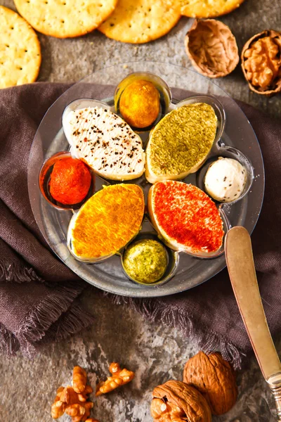 Taş zemin üzerine çeşitli yumuşak krem peynir keçi