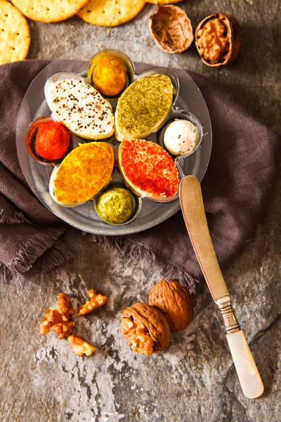 Taş zemin üzerine çeşitli yumuşak krem peynir keçi