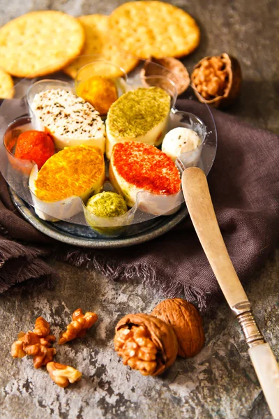 Taş zemin üzerine çeşitli yumuşak krem peynir keçi