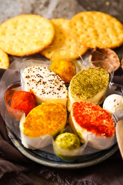 Taş zemin üzerine çeşitli yumuşak krem peynir keçi