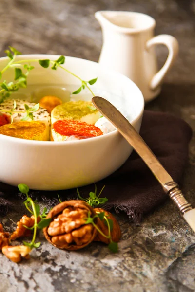 Taş zemin üzerine çeşitli yumuşak krem peynir keçi