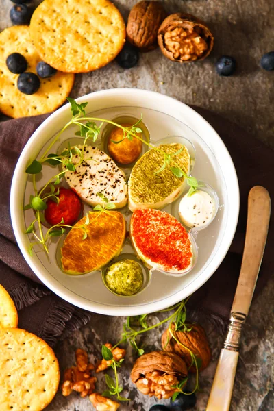 Taş zemin üzerine çeşitli yumuşak krem peynir keçi