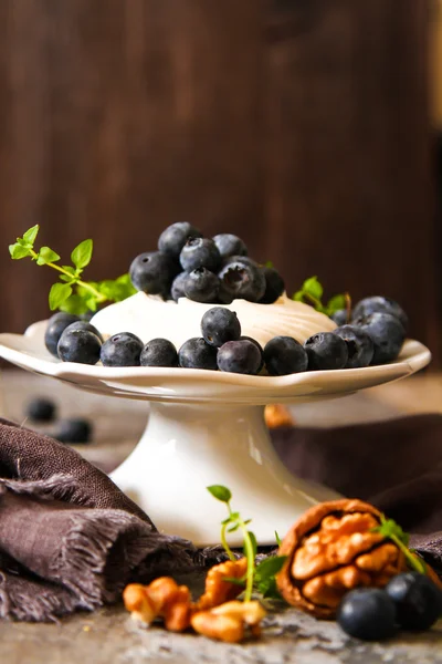 pavlova beze pasta taze yaban mersini ve ceviz kara günü