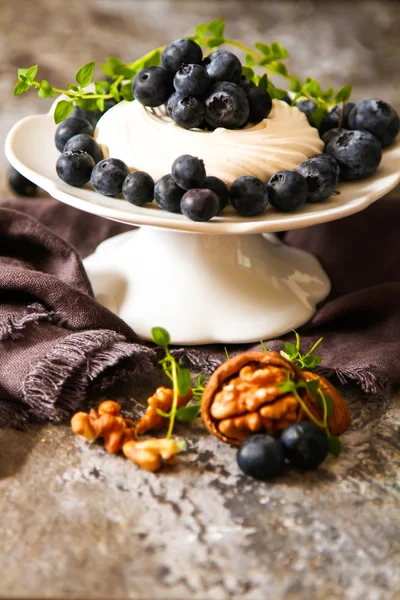 pavlova beze pasta taze yaban mersini ve ceviz kara günü