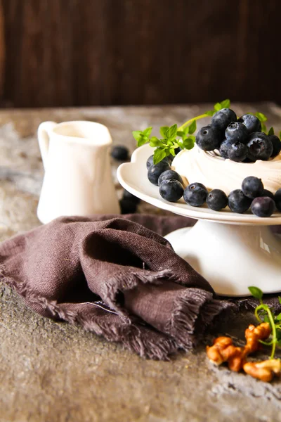 pavlova beze pasta taze yaban mersini ve ceviz kara günü