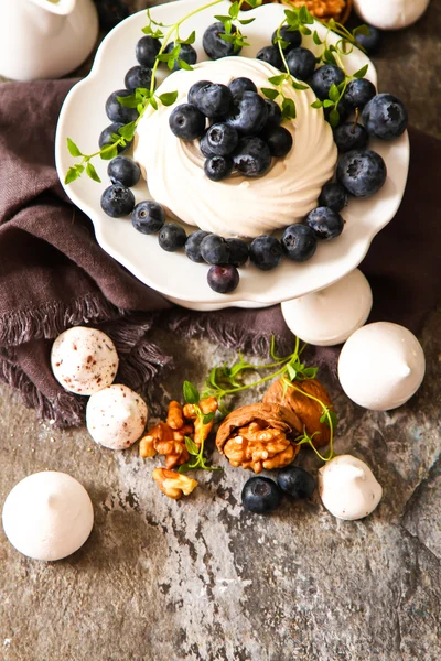 pavlova beze pasta taze yaban mersini ve ceviz kara günü