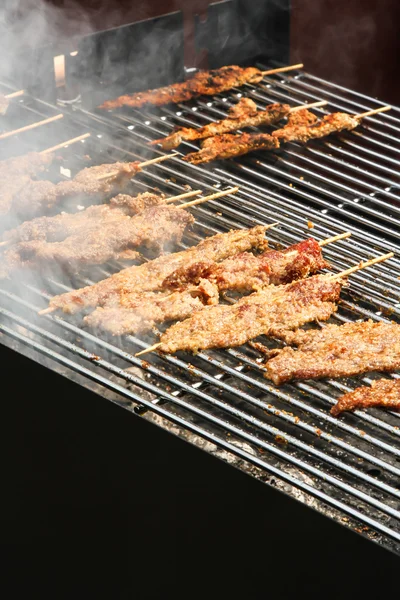 Kebab de viande de bœuf cuit sur une planche de bois. Profondeur très faible de — Photo