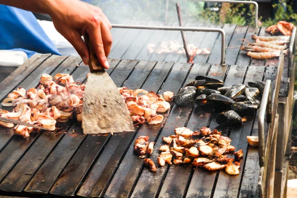 Grill mollusk, mussel cooking seafood street food and beach bbq — Stock Photo, Image