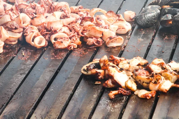 烧烤软体动物、 贻贝烹饪海鲜街上的食物和海滩烧烤 — 图库照片