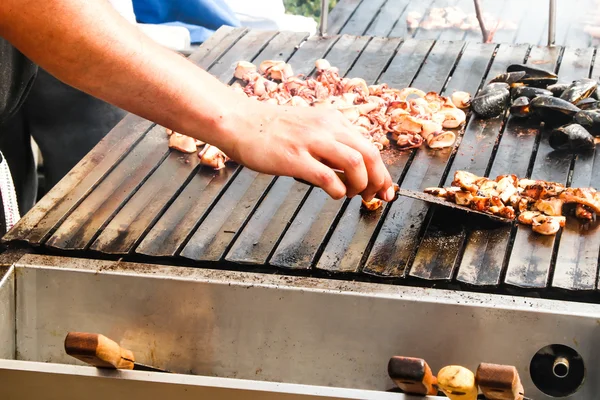 Grill Weichtiere, Muschel Kochen Meeresfrüchte Streetfood und Strand BBQ — Stockfoto