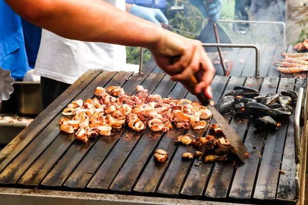 Mollusco alla griglia, cozze che cucinano frutti di mare street food e barbecue in spiaggia — Foto Stock