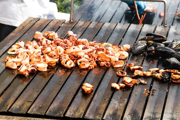 Molusco grelhado, mexilhão cozinhar frutos do mar comida de rua e praia bbq — Fotografia de Stock