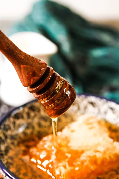 Μέλι στις χτένες και τα βατόμουρα σε μια πέτρα υπόκρουση κάτοψη — Φωτογραφία Αρχείου