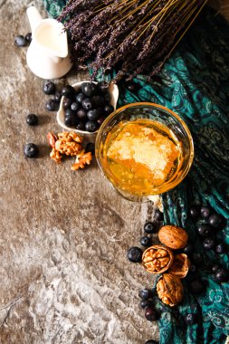 bal tarak ve yaban mersini bir taş üzerinde üstten görünüm arka plan