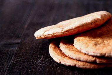 ahşap masa yakın çekim üzerinde pide fırından yeni çıkmış. oklava