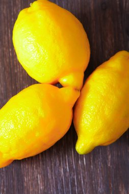 Tahta bir masada taze limonlar.