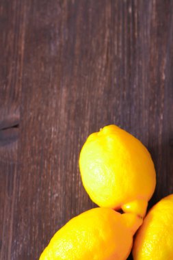 Tahta bir masada taze limonlar.