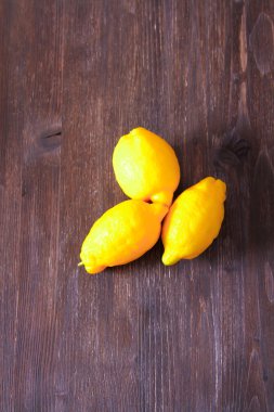 Tahta bir masada taze limonlar.