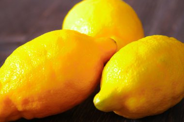 Tahta bir masada taze limonlar.