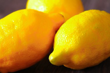 Tahta bir masada taze limonlar.