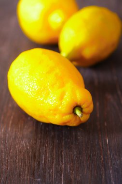 Tahta bir masada taze limonlar.