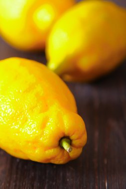 Tahta bir masada taze limonlar.