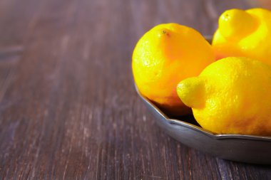 Tahta bir masada taze limonlar.