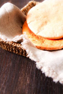 ahşap masa yakın çekim üzerinde pide fırından yeni çıkmış. oklava