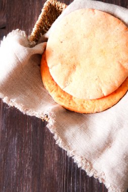 ahşap masa yakın çekim üzerinde pide fırından yeni çıkmış. oklava