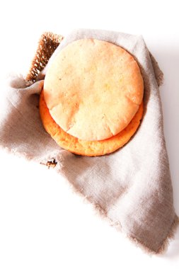 ahşap masa yakın çekim üzerinde pide fırından yeni çıkmış. oklava