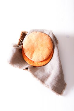 ahşap masa yakın çekim üzerinde pide fırından yeni çıkmış. oklava