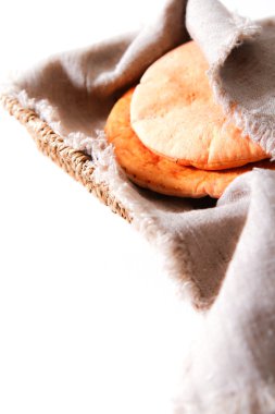 ahşap masa yakın çekim üzerinde pide fırından yeni çıkmış. oklava