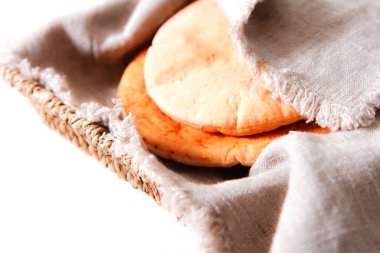 ahşap masa yakın çekim üzerinde pide fırından yeni çıkmış. oklava