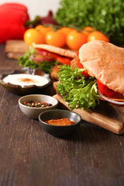 Hünkar - pide Brad ahşap üzerinde taze sebze falafel ta