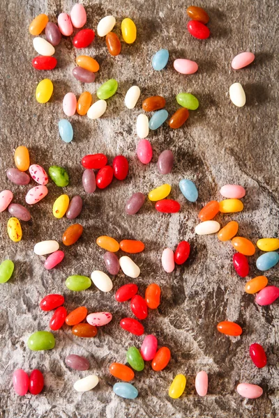 Frijoles jalea de colores sobre piedra de fondo — Foto de Stock