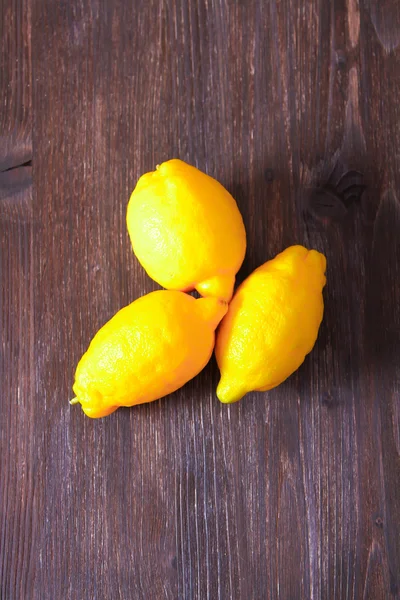 Limoni freschi su un tavolo di legno. — Foto Stock