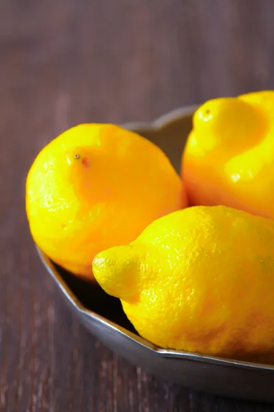 Limoni freschi su un tavolo di legno. — Foto Stock