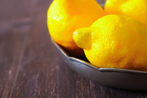 Limoni freschi su un tavolo di legno. — Foto Stock