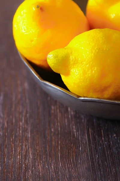 Limoni freschi su un tavolo di legno. — Foto Stock
