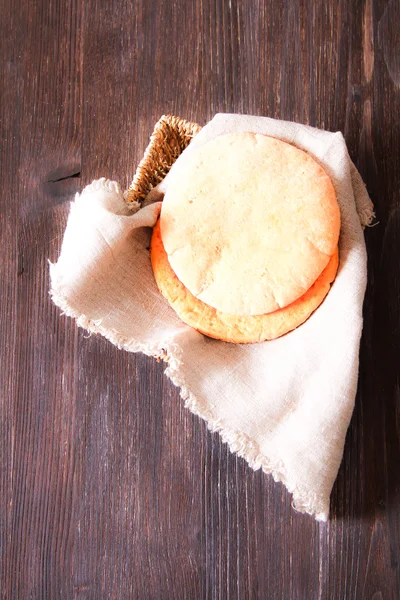 Pan de pita recién horneado en un primer plano de mesa de madera. rodillo —  Fotos de Stock