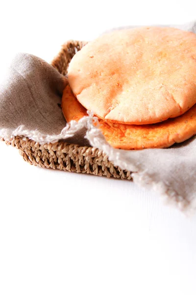 ahşap masa yakın çekim üzerinde pide fırından yeni çıkmış. oklava